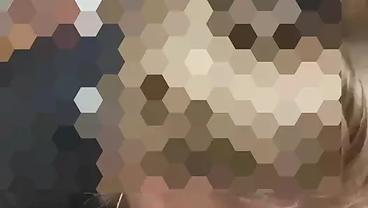 Penisinin üzerinde öğürmeyi seviyorum
