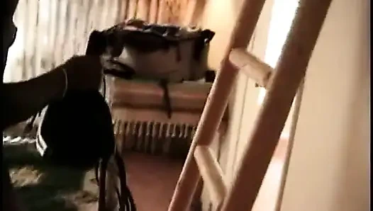 Afrikaanse schoonheid met natuurlijke borsten die lul met plezier aftrekt