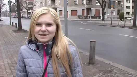 Sıska Alman genç kızın yüzüne sert sikiş sonrası boşalıyor