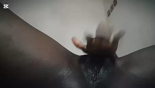 Maskeli zenci tanrıça kalın klitorisini ovuyor - ateşli solo azdırma!