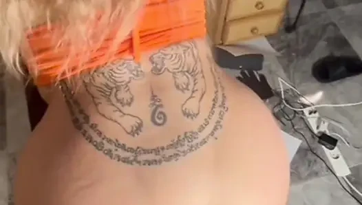 Azgın bir şekilde uyandım ve erkek arkadaşımın yarağını emdim ve sonra bana lezzetli bir sikiş yaptı