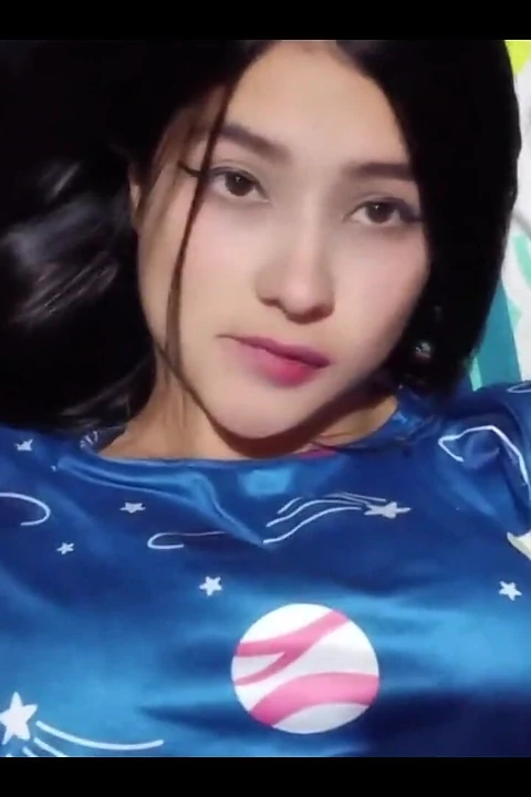 Üvey kız kardeş porno izlerken yakalandı ve orgazma yardım etti - döllenmesi için yalvarıyor