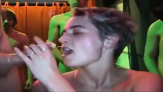 Sıska olgun hatun birden fazla zonklayan yarakla genişletiliyor