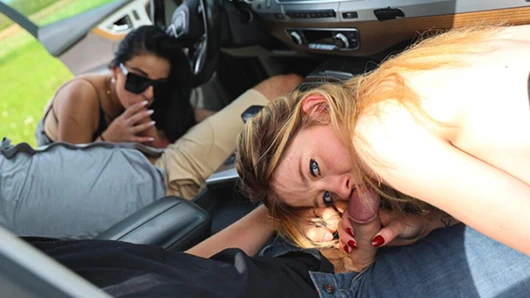 Esmer ve sarışın kızlar ıslak sakso çekiyor, açık havada swhores'ta domaltılarak sikiliyor