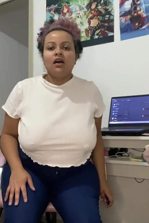 İri güzel kadın zenci sandalyede osuruyor derlemesi
