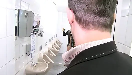 Alman Hakimiyeti Sarışın Sürtükler Kafeste Ve Banyoda