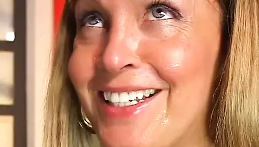 Büyük memeli ve güzel yaraklı azgın esmer travesti sert anal sikişmeyi seviyor