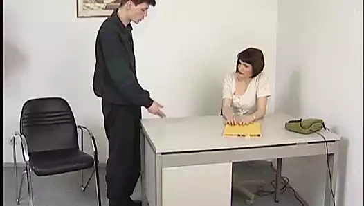 Kirli kızıl saçlı sekreter baş veriyor ve alma çerçeveli