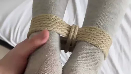 Usta boşalmak için kölelerin ayaklarını kullanıyor