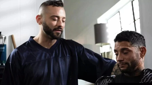 Azgın berber dövmeli müşterisini sikiyor - ragingstallion