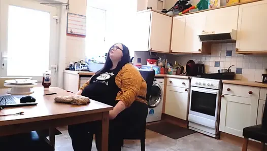 İri güzel kadın ssbbw fantezi yeme ve vücut büyümesi