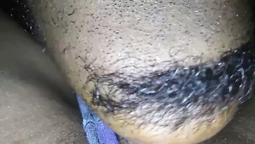 Siyah milf kedi yaladı alır - yakın çekim