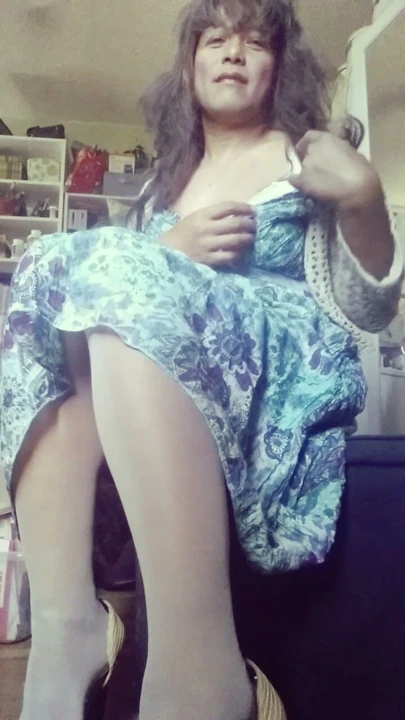 Lady Jhazmeena Mavi Elbise İç Çamaşırı ve Meme Uçlarını Gösteriyor