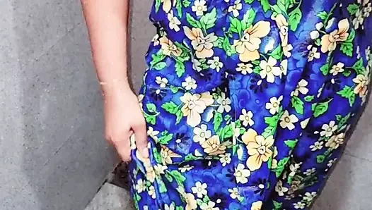 Cheeththa elbiseli köylü kız banyoda duş alıyor