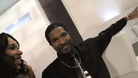 Çikolata sürtük ağzını büyük siyah yarakla doldurmak istiyor