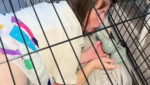 Domuzcuk kafesine konur