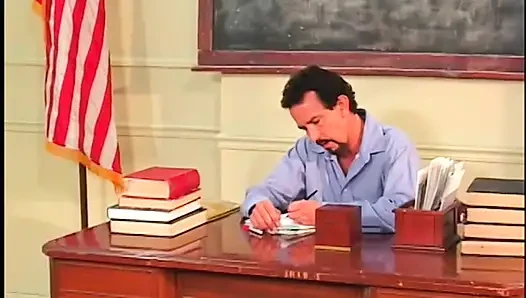 Masada ateşli götlü piliç öğretmen adam tarafından ateşli sikişten sonra ağzına boşalıyor