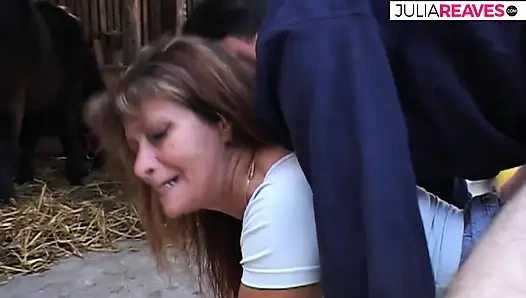 Ahırda ateşli anal sikiş