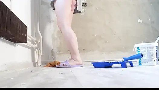 Orta yaşlı seksi kadın külotsuz tadilat yapıyor 1