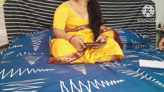 Öğretmen öğrenci tarafından Hintçe sesli sert sikiliyor