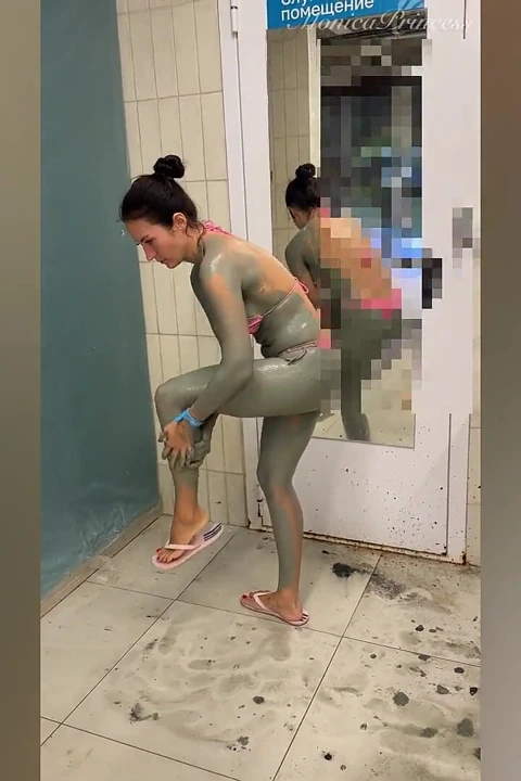 Vücudumun bikinili çamurla kaplı kirli fantezisi