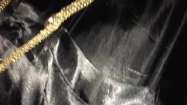 Dışarıda topuklu ayakkabılarla yürümeyi gösteren başka bir video.