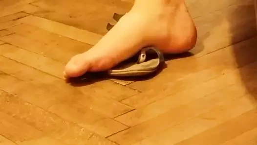 Deri sandalet giymek