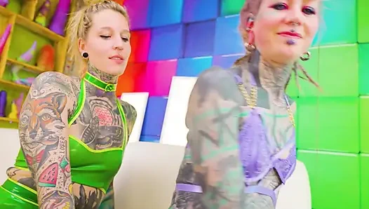 Kaum da, string &enge vinyl-necken - deutsche mädchen versohlen sich und ficken dann mit strap-on in muschi und arsch