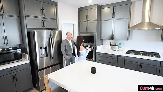 Sürtük emlakçı müşteriye özel bir gösteri yapıyor