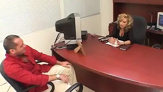 Çoraplı büyük memeli orta yaşlı seksi kadın bir delikanlıyı memnun ediyor!