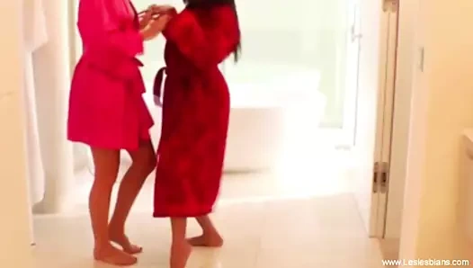 Egzotik erotik lezbiyenler öpücük ve şehvet birlikte