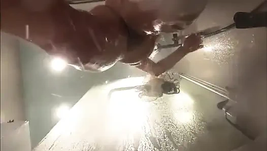 Üvey kız kardeşlerin banyosunda web kamerası. Erkek arkadaşıyla seks yaptıktan sonra ıslak amcık