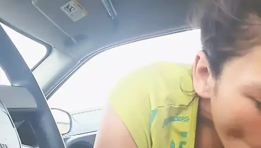 Danielle arabada kafa veriyor