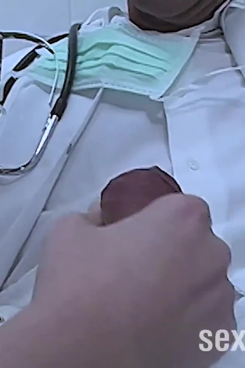 Лизание киски в извращенной офисе доктора