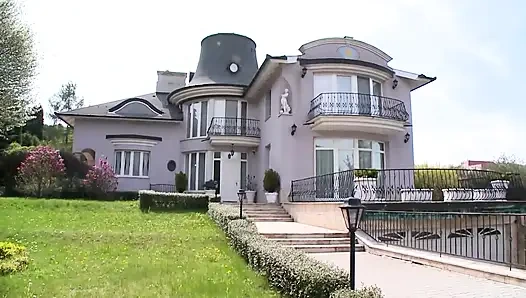 Ateşli hizmetçi göt deliğini büyük yarakla siktiriyor