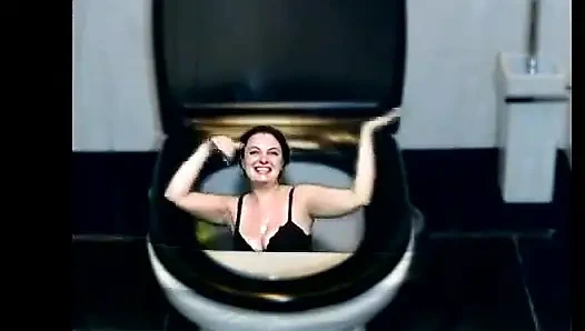 Kate se lava hasta el baño mientras baila parte de su cuerpo