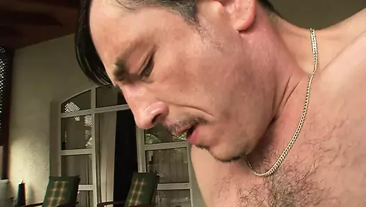 Düzgün vücutlu esmer bayan arka bahçede sert bir horoz ile sert bir lanet alır