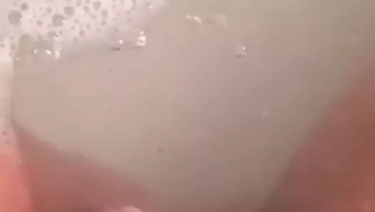 Sıcak kedi içinde banyo