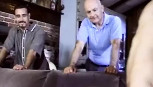 koca seviyor o zaman karısı alır çok musluklar ve boşalan