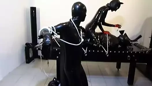 Bdsm hardcore - lateks içindeki ev kadınları kocalarını köleleştirir