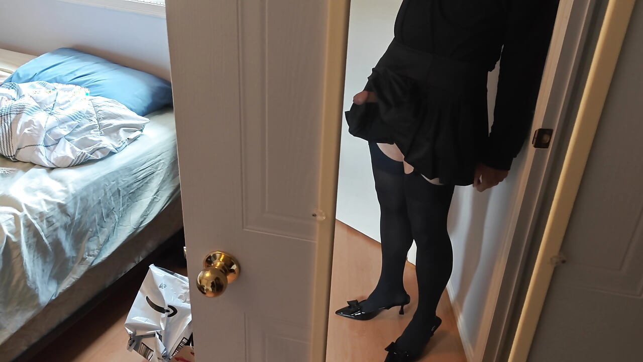 Crossdressing Ofis Orospusu Mastürbasyon Yapıp Çorapların ve Topukluların Üzerine Boşalıyor
