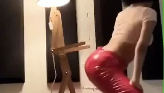 Doja Cat tek başına darbuka'ya twerk yapıyor