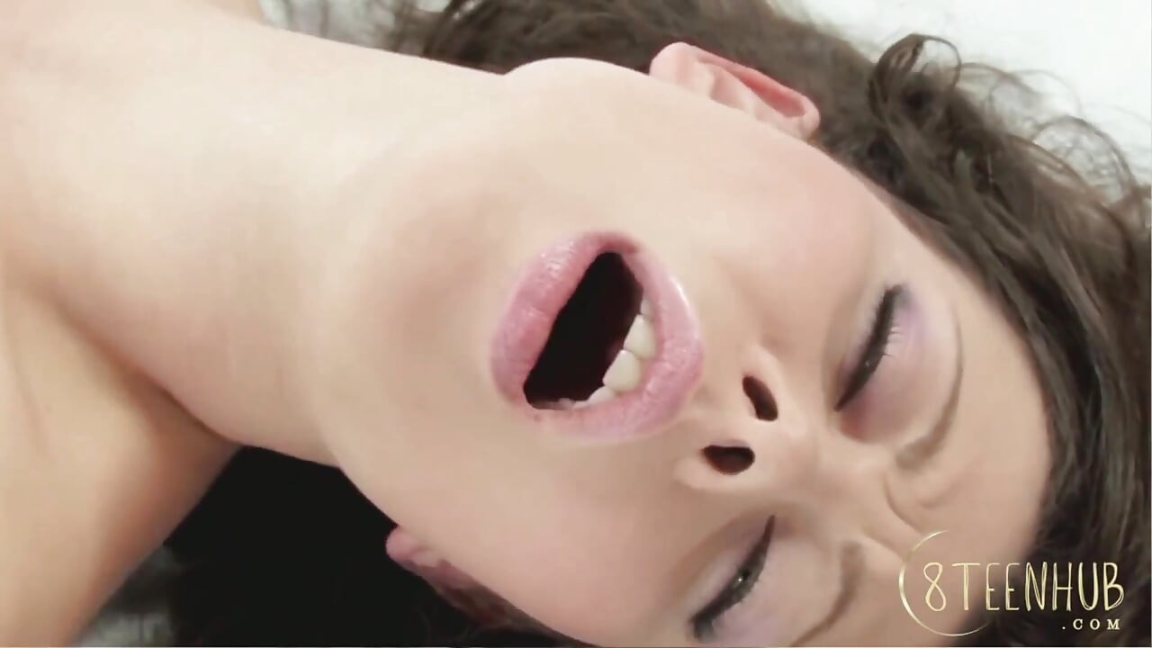 8teenhub - seksi, uzun kıvırcık saçlı esmer pembe vibratörüyle yatakta vahşi orgazm oluyor.