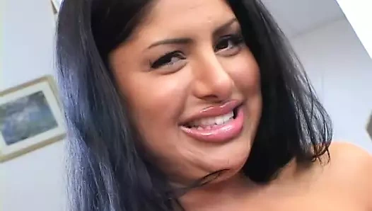 Dövmeli asılı adam güzel genç kızdan sakso çekiyor ve amını sikiyor