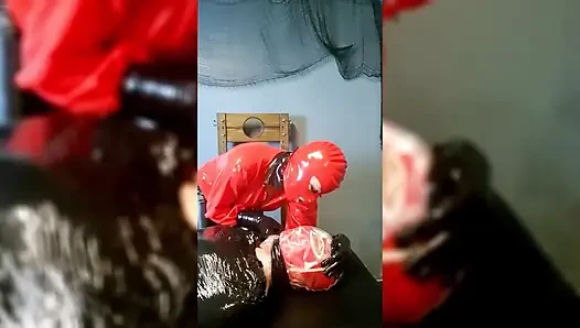 Lateks içinde mumyalanmış kölede aşırı nefes oyunu