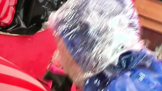 Azgın hatunlarla buharlı yağmur giyim fetişi üçlü grup seks