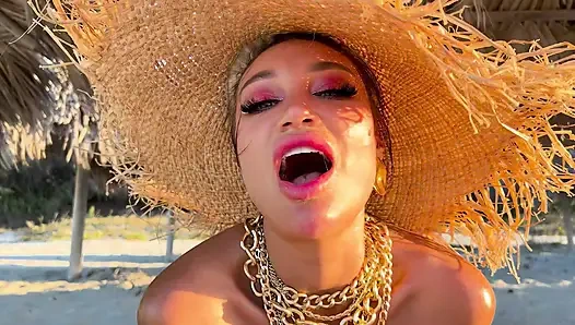 Monika Fox plajda fışkırtarak ve sarkarak tek başına mastürbasyon yapıyor