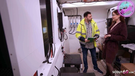 Alman kız arkadaş elektrikçi adamı aldatması için kandırıyor