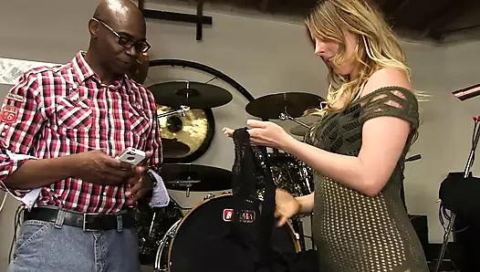 Genç delik büyük zenci için çığlık atıyor - cilt 9 sahne 4