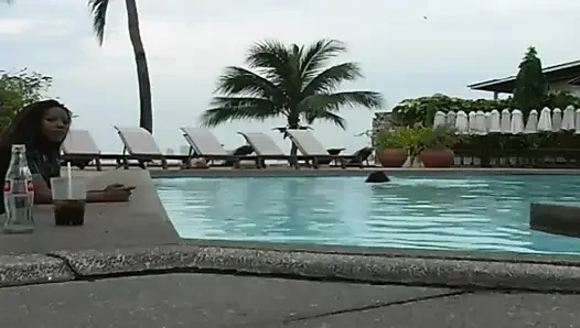 2 seksi latin havuzda ve plajda lateks fetişi sunuyor
